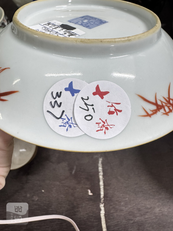 清 白地轧道粉彩花卉纹盘 - 图2